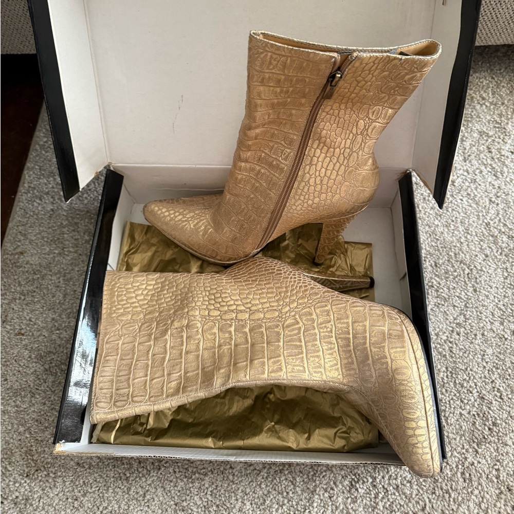 Leather short boot Colin Stuart size 9B 5” heel with 1/2 platform